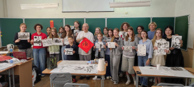 В гимназии № 31 известный китайский акварелист и график художник Хао Шоумин провел мастер-класс