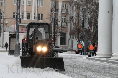 Дорожные службы города Кургана с раннего утра работают на улично-дорожной сети