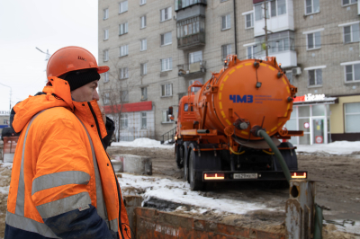 Заместитель главы города, директор Департамента жилищно-коммунального хозяйства Роман Медведев проконтролировал ход работ по ремонту сетей на ул. Дзержинского