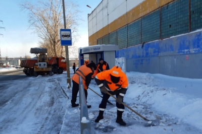 На дорогах и улицах Кургана продолжается уборка снега