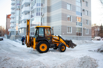 Дорожные и коммунальные службы продолжают расчистку территорий от снега