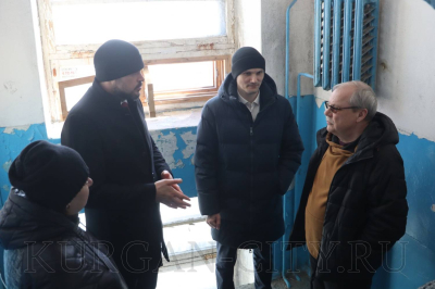 Заместитель главы города, директор департамента жилищно-коммунального хозяйства Роман Медведев продолжает выезжать на проблемные адреса