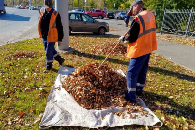На уборке улиц работают дорожники