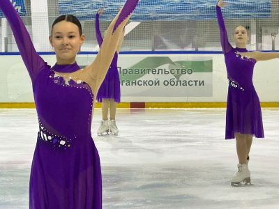 Юные фигуристы показывают своё мастерство на льду