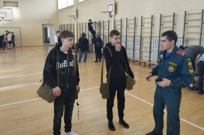 Курганские школьники поучаствовали в военно-спортивной игре «Защитник Отечества»