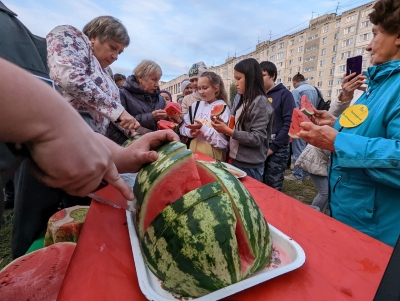 В ТОС «Заозерный. Возрождение» провели традиционный «арбузный» праздник
