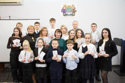 Школьники и сотрудники учреждений города получили золотые знаки отличия ГТО