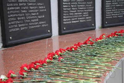 В парке Победы состоялась церемония возложения цветов к Вечному Огню и Стене Памяти