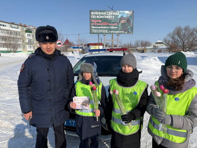 Праздничные патрули Госавтоинспекции поздравили автоледи Курганской области