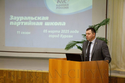 Временно исполняющий полномочия главы города Кургана Антон Науменко получил партийный билет