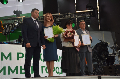 Глава Кургана Антон Науменко поздравил курганцев с Днем города и вручил награды детям и представителям трудовых коллективов