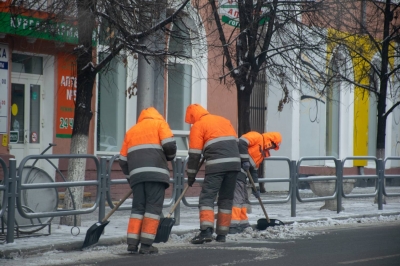 Дорожно-коммунальные службы продолжают уборку улично-дорожной сети Кургана
