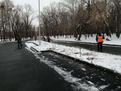 За чистоту и порядок. Сотрудники Дирекции парков и скверов продолжают нести ежедневную службу