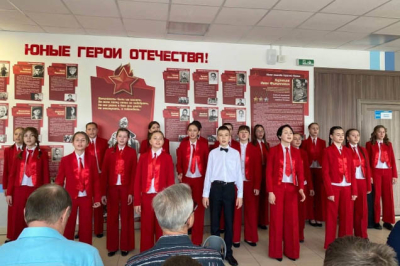 «Сынам полков». В курганской школе появилось широкоформатное информативное панно
