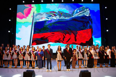 Глава Кургана Антон Науменко поздравил выпускников с последним звонком