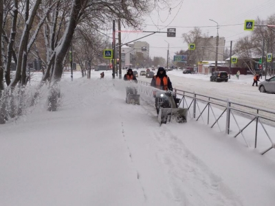 Дорожные службы продолжают уборку снега на улицах города