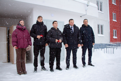 Новогодний подарок. Ключи от новых квартир получили ребята из числа детей-сирот и детей, оставшихся без попечения родителей