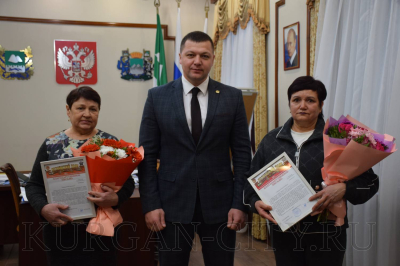 Временно исполняющий полномочия главы города Антон Науменко вручил благодарственные письма матерям участников специальной военной операции