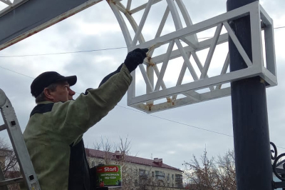 Курган прощается с зимой: общественные территории города ежедневно приводят в порядок после холодов