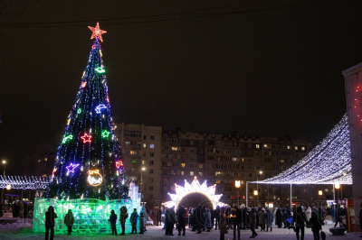 В Заозёрном на новогодней ёлке зажглись праздничные огни