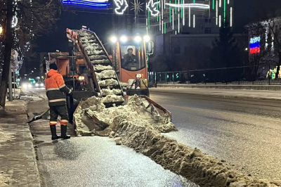 Дорожные и коммунальные службы города продолжают убирать и вывозить снег
