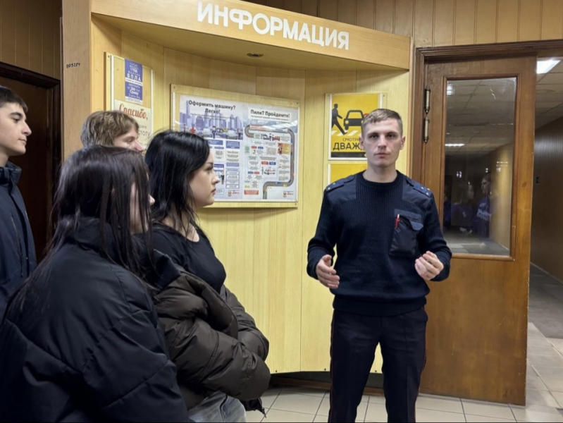 «Молодая гвардия» и учащиеся одной из школ областного центра посетили музей Госавтоинспекции