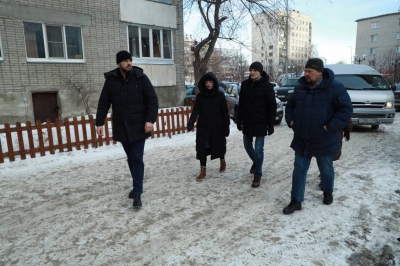 Руководители города и области продолжают объезды по уборке дворов