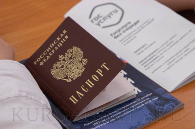 Курганским школьникам торжественно вручили паспорта