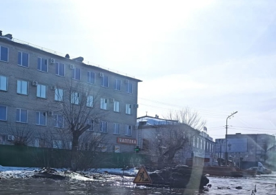 Нештатная ситуация, повлекшая выход вод на улицу Дзержинского, устранена. Перед подрядной организацией, поставлены задачи по оперативному удалению воды с проезжей части
