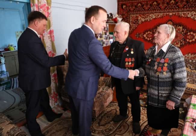 Сегодня Губернатор Курганской области Шумков В.М. посетил ветеранов ВОВ в нашем районе и вручил им юбилейные медали
