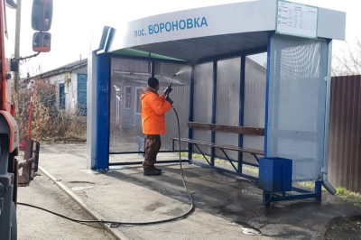 В Кургане моют остановочные павильоны