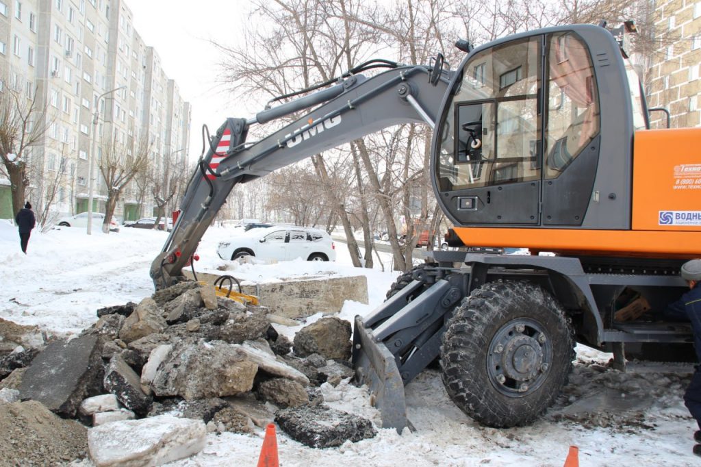 Курганские водопроводчики столкнулись с неожиданным препятствием при ремонте аварии