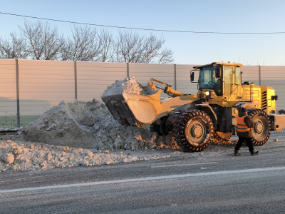 Дорожные службы вывозят снег