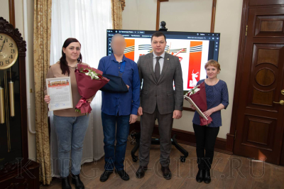 Временно исполняющий полномочия главы города Кургана Антон Науменко встретился с участником специальной военной операции и вручил благодарственные письма супругам бойцов
