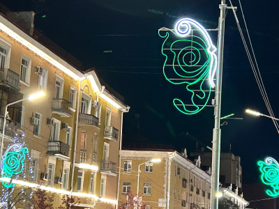 Улицы Кургана продолжают украшать световыми фигурами и композициями