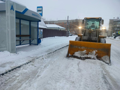 Дорожные службы города продолжают очищать от снега улицы и дороги Кургана