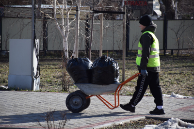 Трудовые отряды школьников вышли на уборку Городского сада