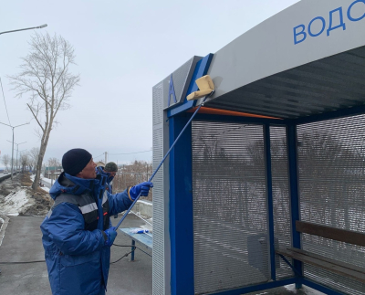 В Кургане после зимы моют остановочные павильоны