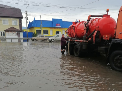В Кургане ведутся работы по откачке воды после ливня