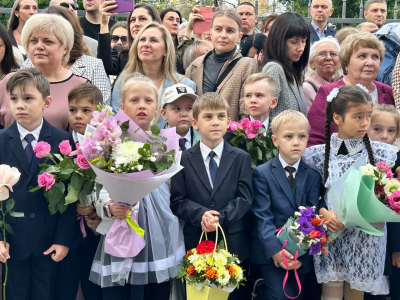 В День знаний распахнулись школьные двери для тысяч обучающихся города Кургана