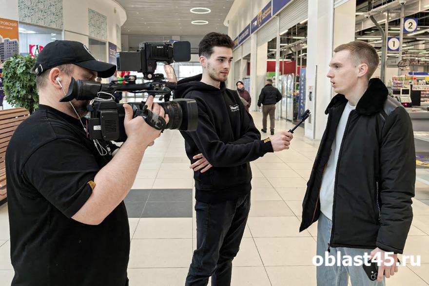 В «ГиперСити» курганцы зачитали прогноз погоды и передали тёплые приветы родным