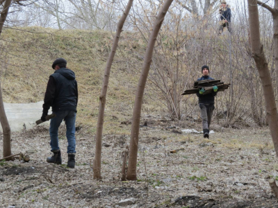 В Кургане убирают мусор на улицах, ближайших к Тоболу