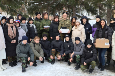 Курганским бойцам отправили гуманитарную помощь и детские письма