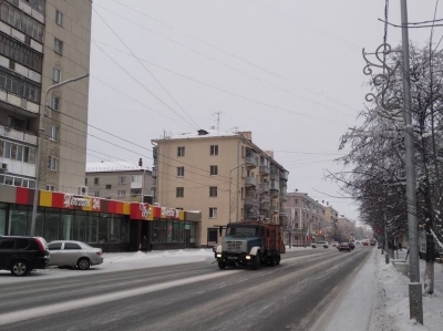 В Кургане продолжается уборка улично-дорожной сети