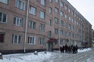 Заместитель главы города Кургана, директор департамента ЖКХ Роман Медведев провел собрание с жителями дома №101 по ул. Коли Мяготина