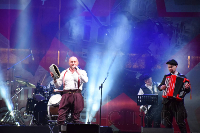 В День Победы в Кургане на центральной площади выступит московская фолк-группа «Партизан FM»