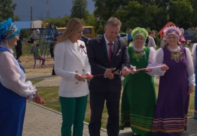 Сегодня в честь праздника Дня России состоялось торжественное открытие многофункциональной спортивной площадки в с. Шмаково.