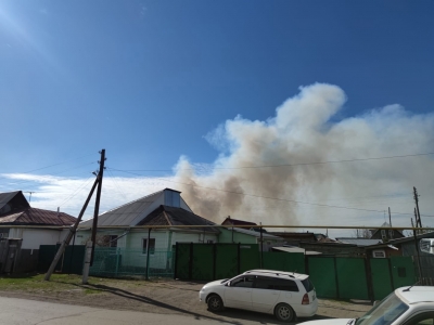 В Кургане тушат пожар в садоводствах за Смолино