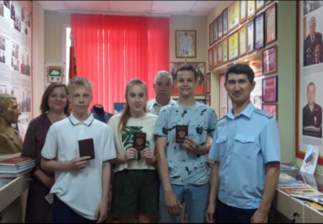 В ОМВД России «Кетовский» в торжественной обстановке состоялось вручение паспортов гражданина Российской Федерации трем подросткам, достигшим 14-летнего возраста.
