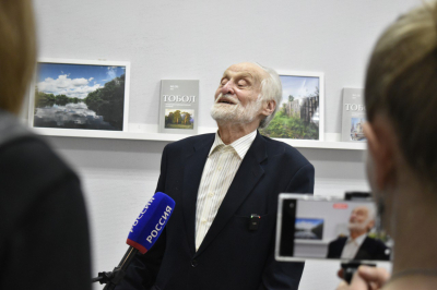 «Портреты. Живопись, графика». Герман Травников представил в Юговке свой новый художественный альбом
